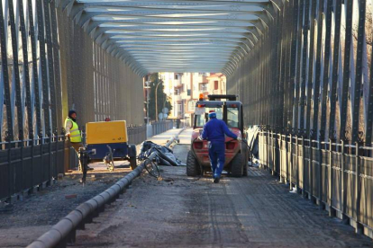 Los operarios ultiman los trabajos en el puente para que a lo largo de este mes pueda abrirse.