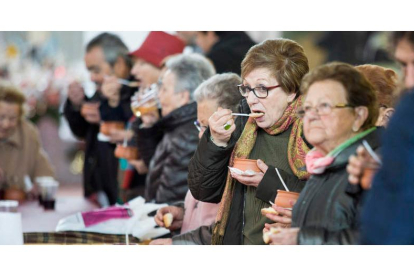 La Feria de Agroalimentación Municipio de Sariegos se desarrolla desde 2017 en el pabellón deportivo de la plaza de San Juliano. FIRMA