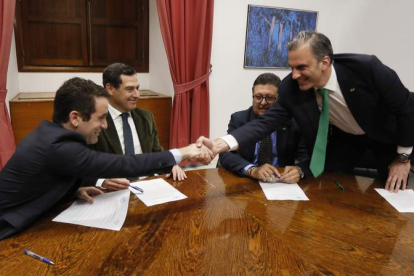 Los secretarios generales del PP, Teodoro García Egea (i), y de Vox, Francisco Javier Ortega Smith (d), estrechan las manos en presencia de los líderes andaluces del PP, Juanma Moreno (2i) y de Vox, Francisco Serrano (2d), durante la reunión ayer por la t