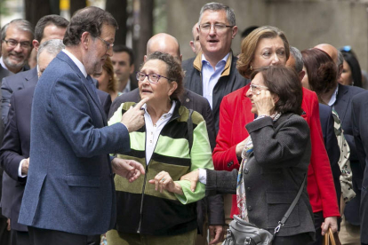 Rajoy conversa con unas ciudadanas en Zaragoza. JAVIER CEBOLLADA