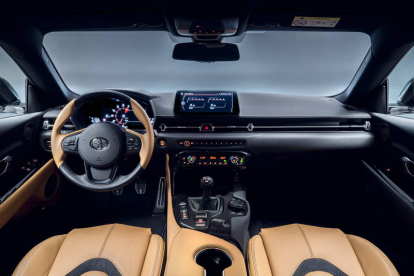 Toyota ha rediseñado la consola central del GR Supra, ajustando el recorrido de la palanca de cambios. TYT