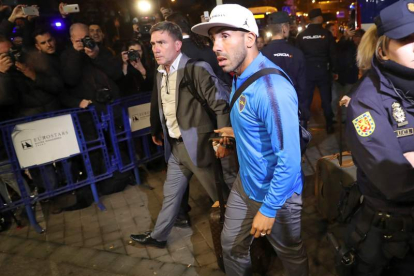 El delantero de Boca Carlos Tevez, a su llegada al hotel de Madrid. KIKO HUESCA