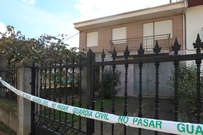 El precinto de la Guardia Civil impedía ayer la entrada a la vivienda del fallecido.