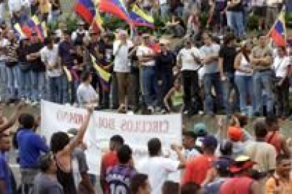 Manifestantes a favor y en contra de Chávez se enfrentan en una autopista de Caracas