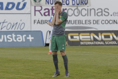 Luka Djordjevic, que entró en la segunda parte, se lamenta tras fallar una ocasión ante Serantes justo después de encajar el segundo gol en contra. C. BOUZA