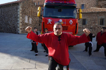 Los Jiménez, la familia más fuerte de España, llevan 25 años dedicándose a las artes marciales y a los retos imposibles. J. NOTARIO