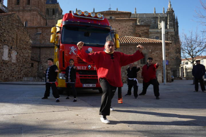 Los Jiménez, la familia más fuerte de España, llevan 25 años dedicándose a las artes marciales y a los retos imposibles. J. NOTARIO