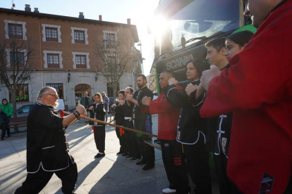 Los Jiménez, la familia más fuerte de España, llevan 25 años dedicándose a las artes marciales y a los retos imposibles. J. NOTARIO