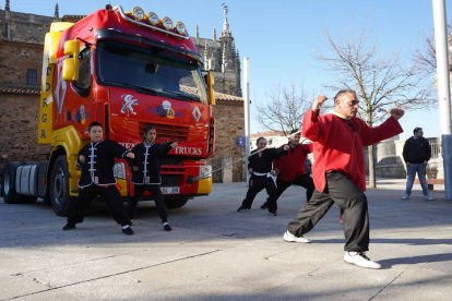 Los Jiménez, la familia más fuerte de España, llevan 25 años dedicándose a las artes marciales y a los retos imposibles. J. NOTARIO