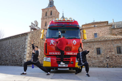 Los Jiménez, la familia más fuerte de España, llevan 25 años dedicándose a las artes marciales y a los retos imposibles. J. NOTARIO