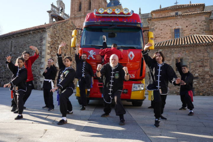 Los Jiménez, la familia más fuerte de España, llevan 25 años dedicándose a las artes marciales y a los retos imposibles. J. NOTARIO