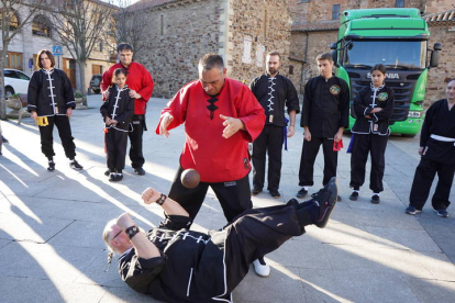 Los Jiménez, la familia más fuerte de España, llevan 25 años dedicándose a las artes marciales y a los retos imposibles. J. NOTARIO