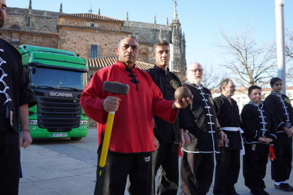Los Jiménez, la familia más fuerte de España, llevan 25 años dedicándose a las artes marciales y a los retos imposibles. J. NOTARIO