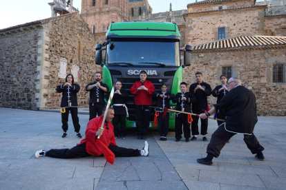 Los Jiménez, la familia más fuerte de España, llevan 25 años dedicándose a las artes marciales y a los retos imposibles. J. NOTARIO