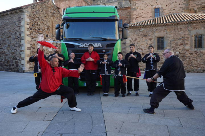 Los Jiménez, la familia más fuerte de España, llevan 25 años dedicándose a las artes marciales y a los retos imposibles. J. NOTARIO
