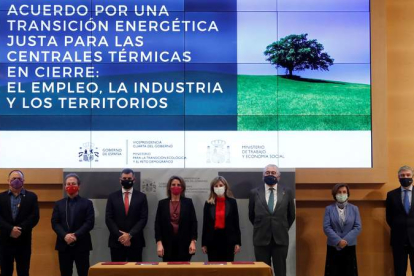 Foto de familia de la firma del acuerdo para la Transición Justa, ayer, en Madrid. J.J. GUILLÉN