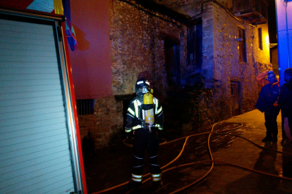 Un momento de la actuación de los bomberos en el incendio de Molinaseca. DL