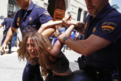 La madre de los niños de Godella, detenida en Valencia durante una protesta de los indignados en el 2011.
