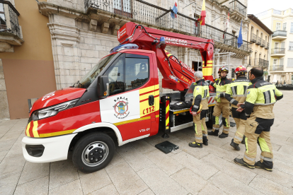 Los bomberos mostraron el funcionamiento del nuevo vehículo. L. DE LA MATA