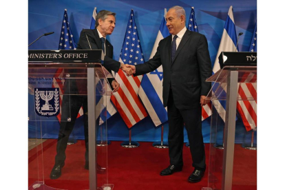 Blinken ayer con Netanyahu y con Abbas en su gira a Oriente Medio. MENAHEM KAHANA / MAJDI MOHAMMED