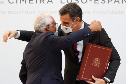 Antonio Costa y Pedro Sánchez, ayer, en la Cumbre hispano portuguesa. CHEMA MOYA