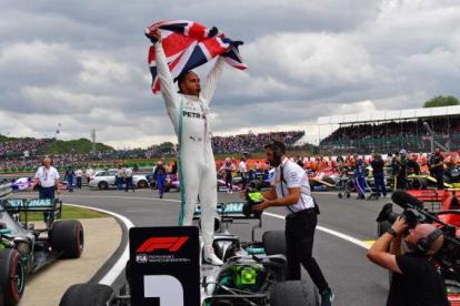 Hamilton celebra en Silverstone.