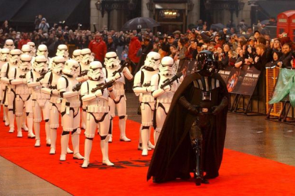 Darth Vader es seguido por soldados de la Guerra de las Galaxias durante el estreno de la película 'El regreso del Sith' en un teatro en Londres. RICHARD LEWIS