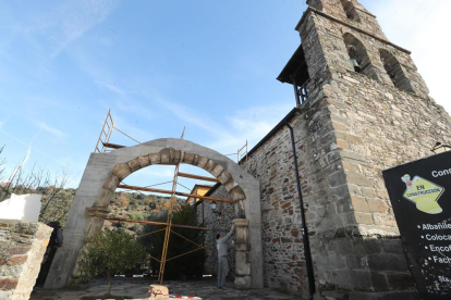 Arco triunfal de la iglesia de Santibáñez, en plena colocación en el exterior de la iglesia de Santa Marina, la semana pasada. L. DE LA MATA.