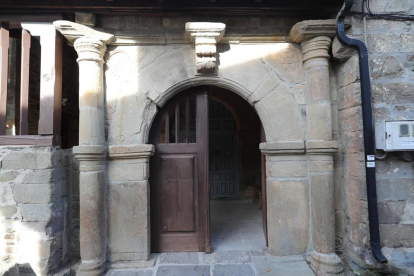 Portico de entrada de la iglesia de Santibáñez trasplantado en la actualidad en la iglesia de Santa Marina. L. DE LA MATA.