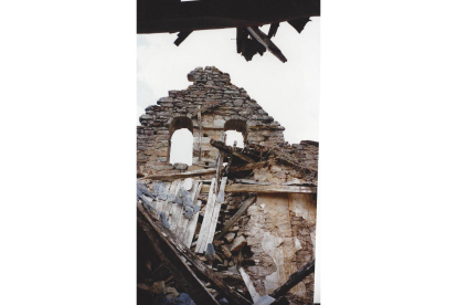 Espadaña de la iglesia de Santibáñez en el año 2000, hoy ya caído.  Foto: CORTESÍA DE MELCHOR MORENO.