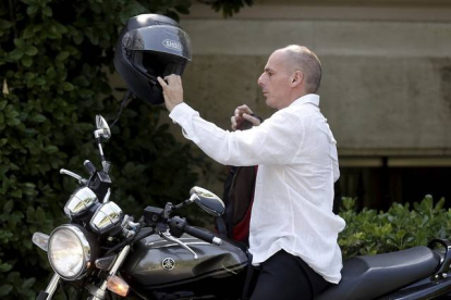 El ministro de Finanzas griego, Yanis Varoufakis, a su llegada a la reunión del Consejo de Ministros griego, este domingo en Atenas.