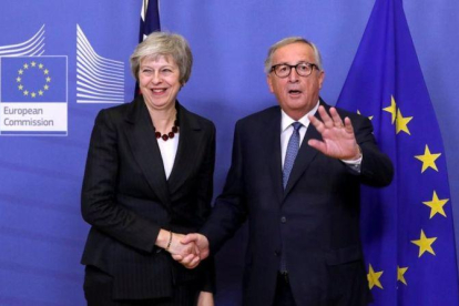 Theresa May y Jean-Claude Juncker, en Bruselas.