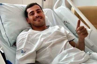 Imagen de la cuenta oficial de Twitter de Iker Casillas, tras pasar su primera noche en el Hospital CUF de Oporto.