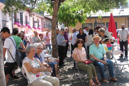 Participantes en el acto de homenaje de Cacabelos. M. M.
