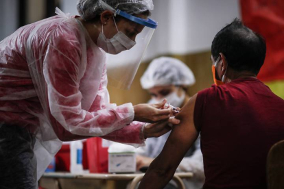 Fotografía de archivo de una enfermera vacunando a un hombre contra la gripe, el 11 de abril de 2020. JUAN IGNACIO RONCORONI