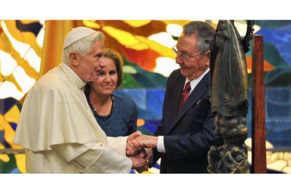 El presidente de Cuba, Raul Castro, da un apretón de manos al Papa Benedicto XVI.