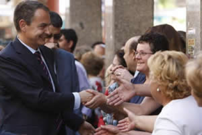 El presidente del Gobierno saluda a los vecinos de La Bañeza