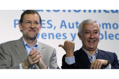Mariano Rajoy y Javier Arenas en el mitin que dieron ayer en Málaga.