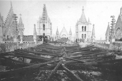 Tejado de la Catedral tras el incendio de 1966. CÉSAR