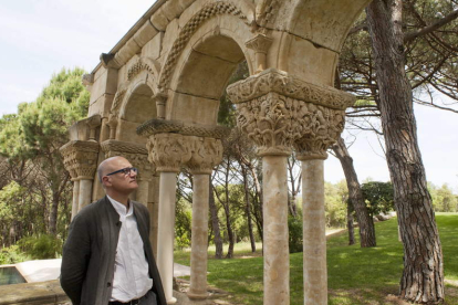 El historiador leonés Gerardo Boto, durante su visita al claustro de Palamós.
