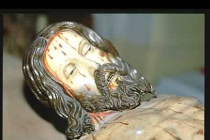 Cristo muerto en la Urna, obra de singular belleza y expresion. Esta escultura se le atribuye a Tomas de Sierra.