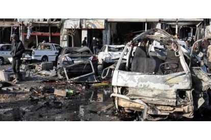 Imagen facilitada por la agencia oficial de noticias siria SANA en que se ve el lugar de las explosiones han causado 24 muertos en Homs.