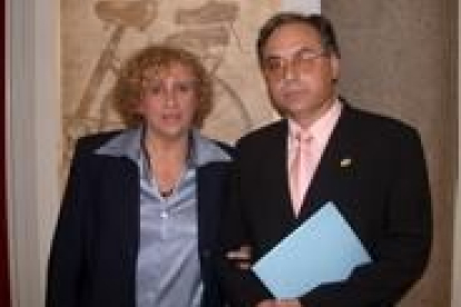 La escritora Elena Santiago, junto al alcalde de Villarejo, Tomás Vaca