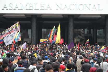 Indígenas toman la Asamblea Nacional de Ecuador al grito de "¡fuera Moreno!"