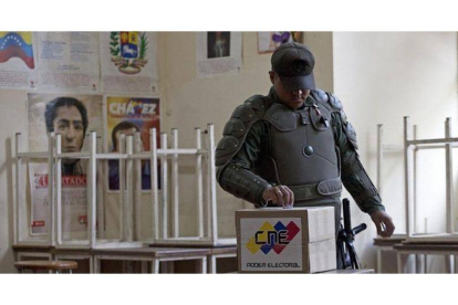 Un soldado deposita su voto en una urna, este domingo en Caracas.