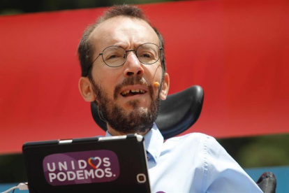 El secretario de Organización de Podemos, Pablo Echenique, durante su intervención en el acto central de campaña de Unidos Podemos para las próximas elecciones generales, en Zaragoza.