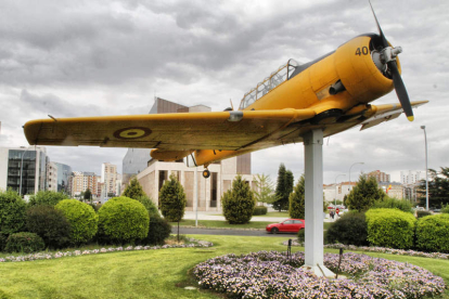 El North American T-6 o versátil Texan simboliza la unión entre la base aérea de la Virgen del Camino y la ciudad de León.