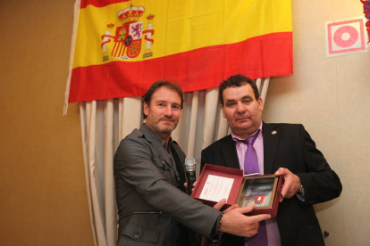 Juan Carlos (izquierda), ex del Barcelona, en una imagen con la peña barcelonista de Astorga . BALI