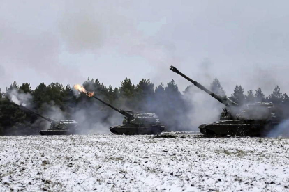 Imágenes de tanques rusos disparando proyectiles. RUSSIAN DEFENSE HANDOUT