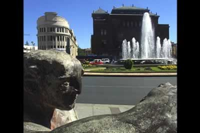 Se encuentra en pleno centro de León. Su enorme fuente es uno de los referentes de la ciudad, al igual que la escultura del artista leonés Amancio, que se encuentra en una de sus calles